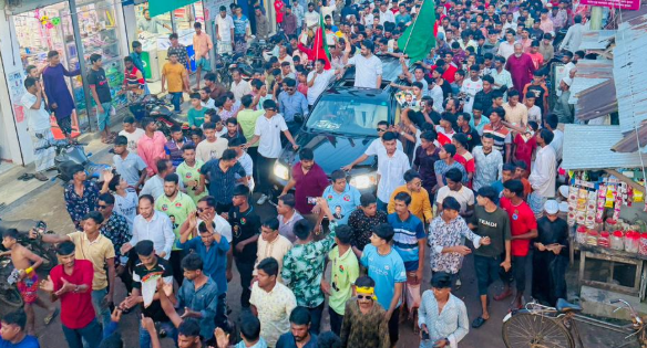 হাতিয়ায় তারেক রহমানের ৩১ দফা বাস্তবায়নে লিফলেট বিতরণে জনতার ঢল