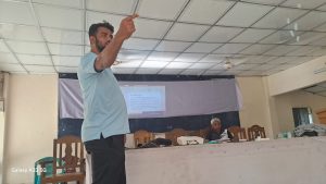 প্রজেক্টরে থিওরি ক্লাস পরিচালনা করছেন প্রশিক্ষক